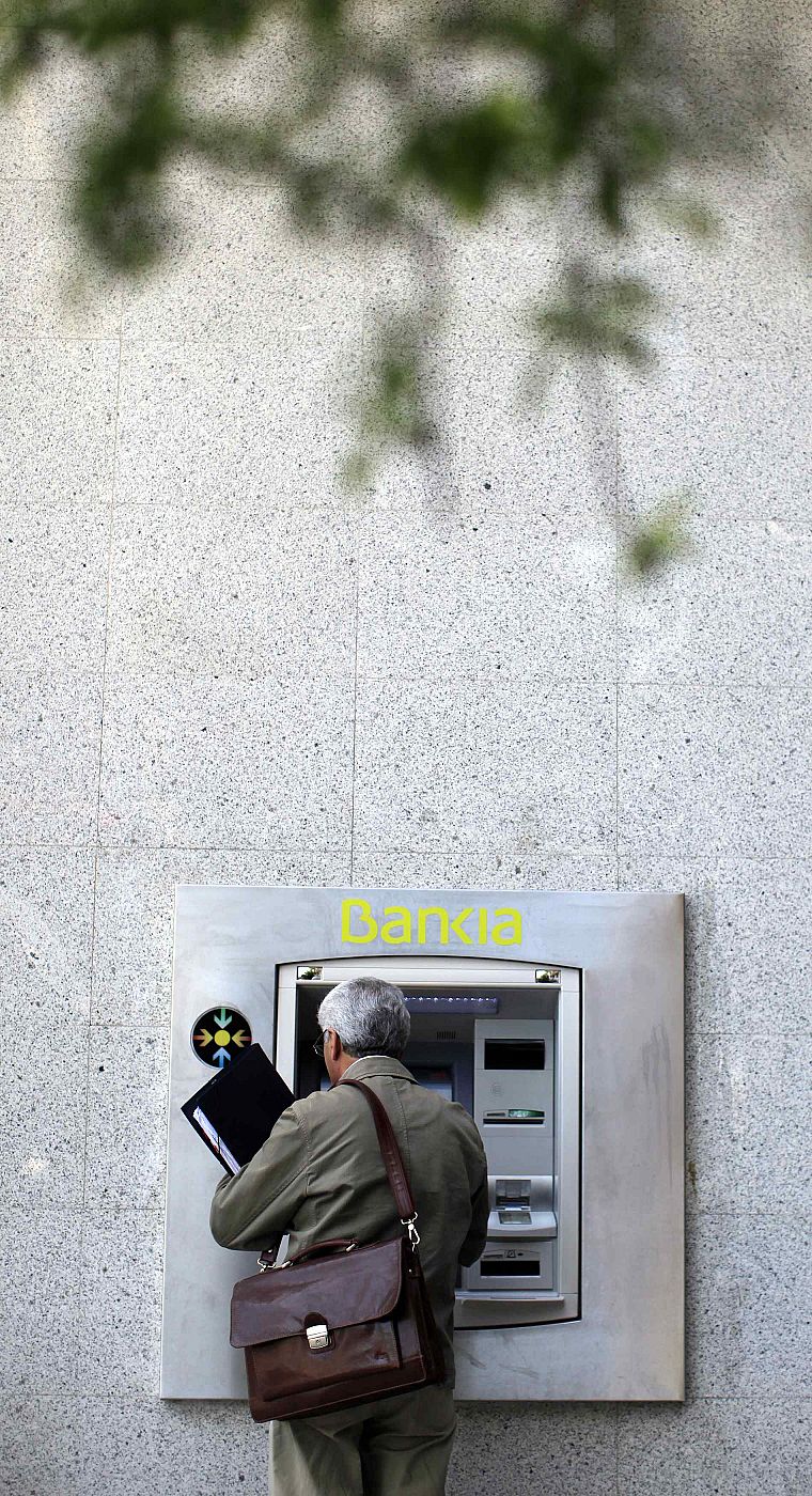 Un hombre utiliza un cajero de Bankia en Madrid