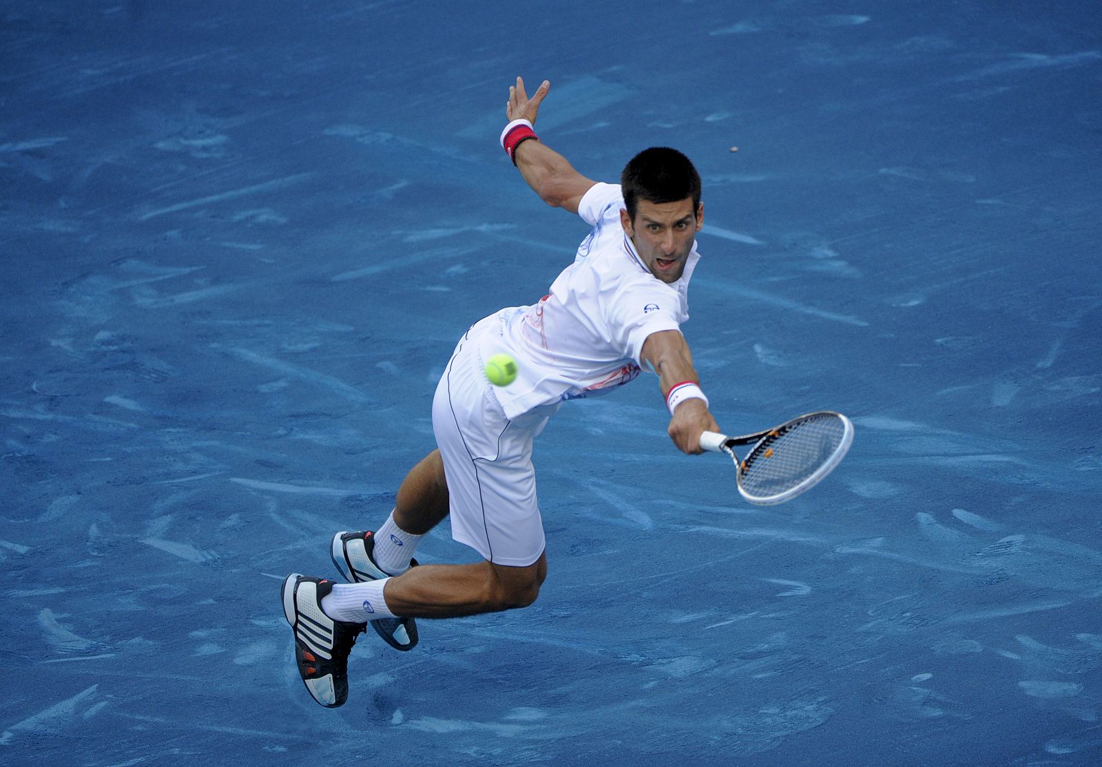 Djokovic tuvo muchas dificultades para devolver los tiros de Tipsarevic