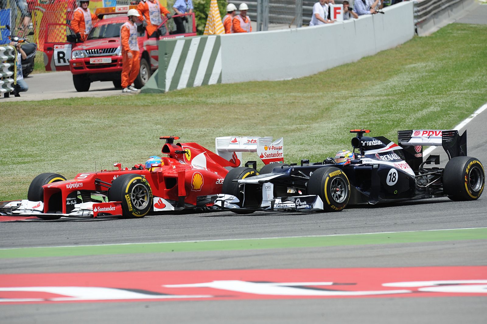 Alonso adelanta a Maldonado en el GP de España.