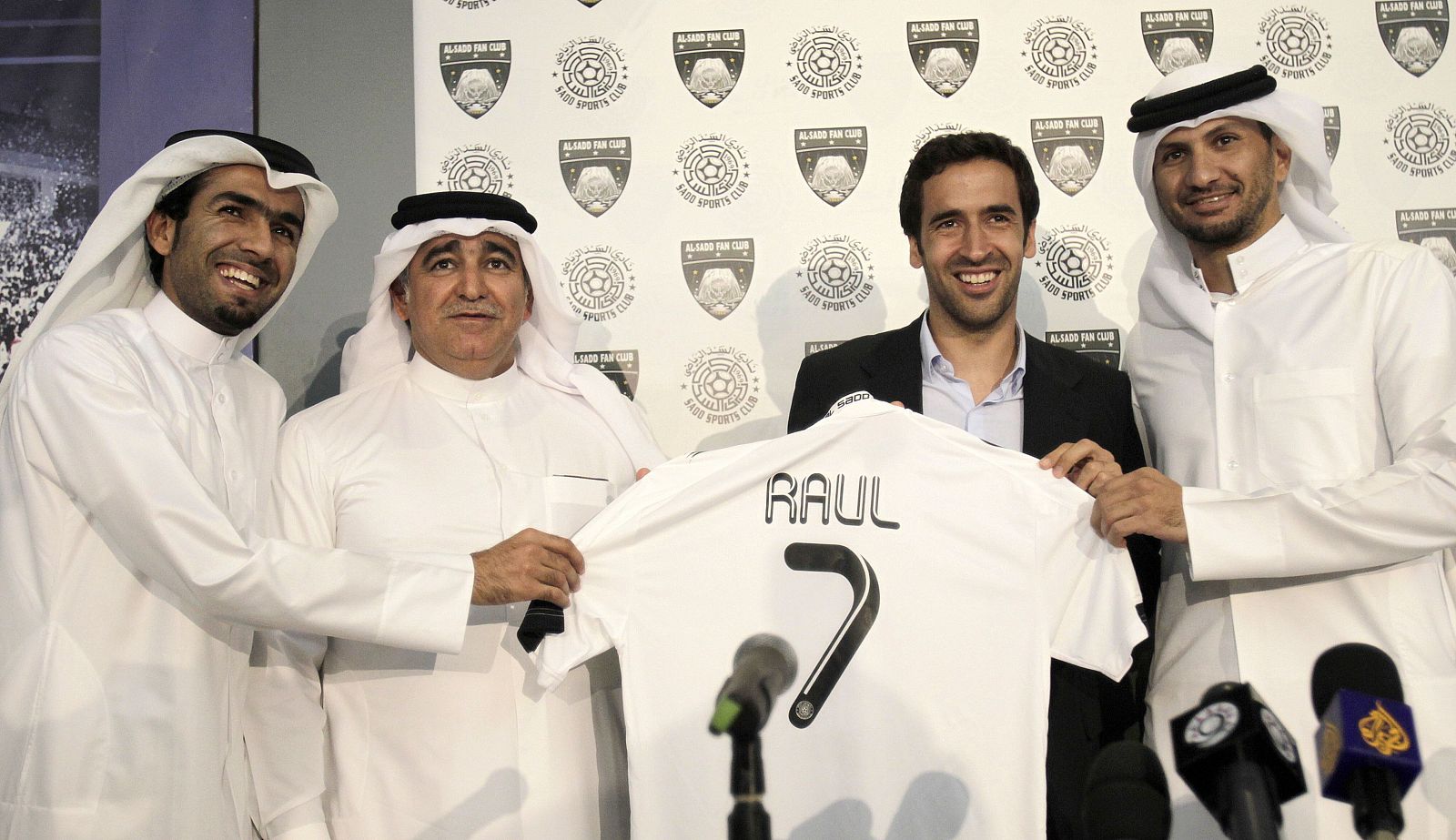 Raúl González posa con su nueva camiseta de Al Sadd de Catar