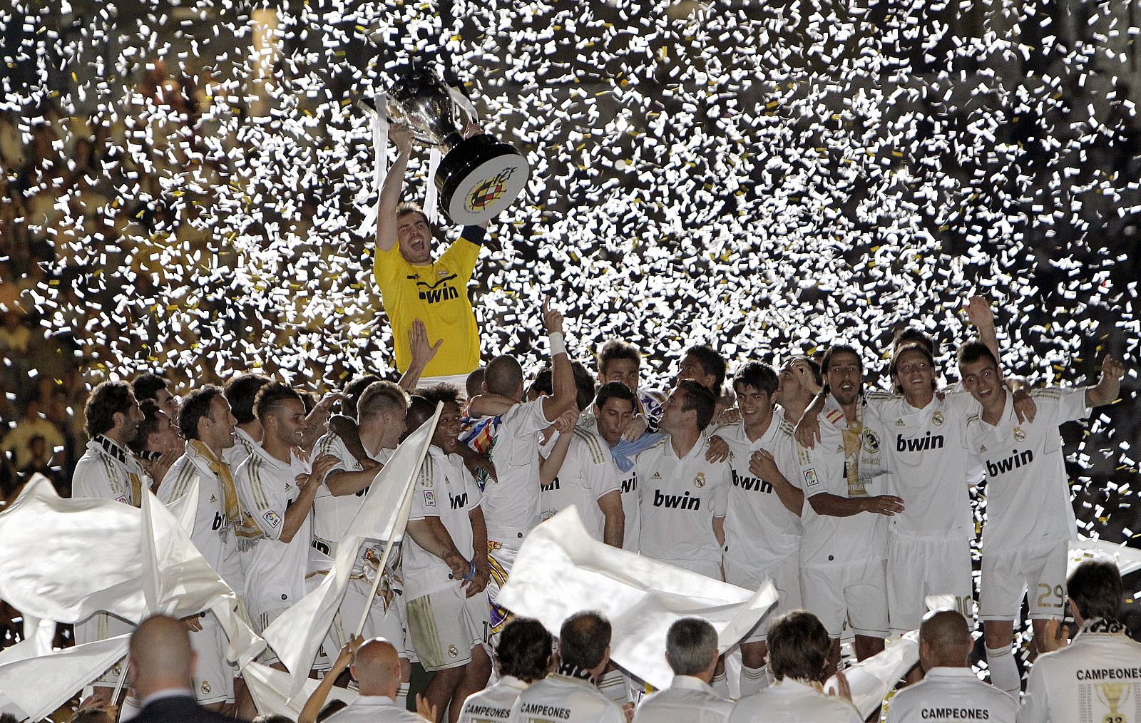 El portero del Real Madrid Iker Casillas, junto a sus compañeros, levanta la copa de campeón de Liga al final del partido