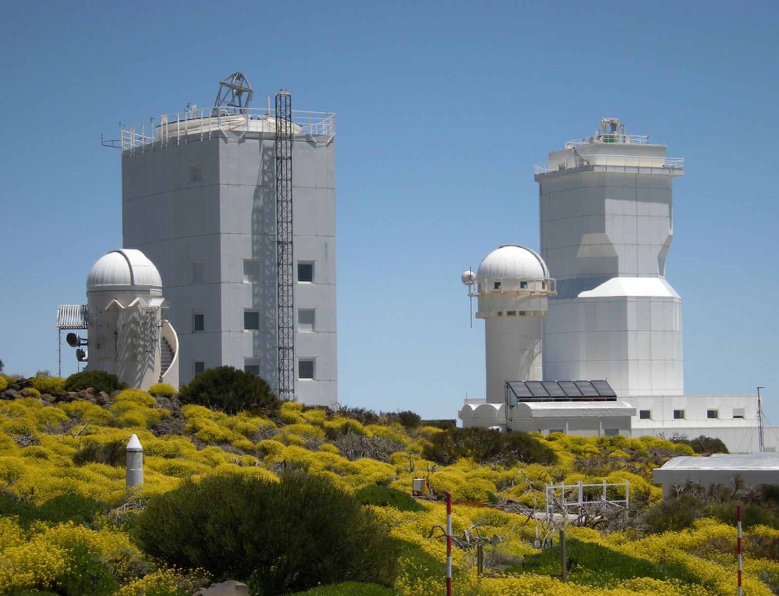 Telescopios solares GREGOR y VTT (Telescopio de Torre al Vacío) en el Observatorio del Teide, Tenerife