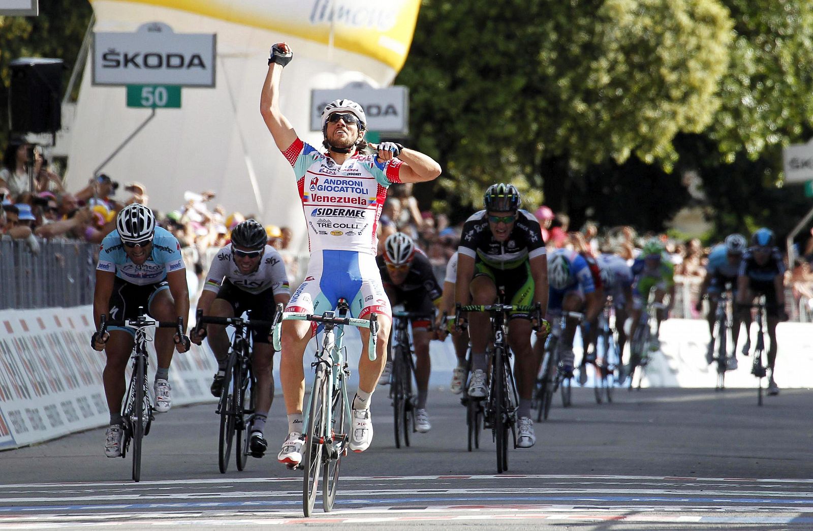 Roberto Ferrari (c) del equipo Androni Giocattoli celebra su victoria al cruzar la línea de meta en la 11ª etapa del Giro de Italia.