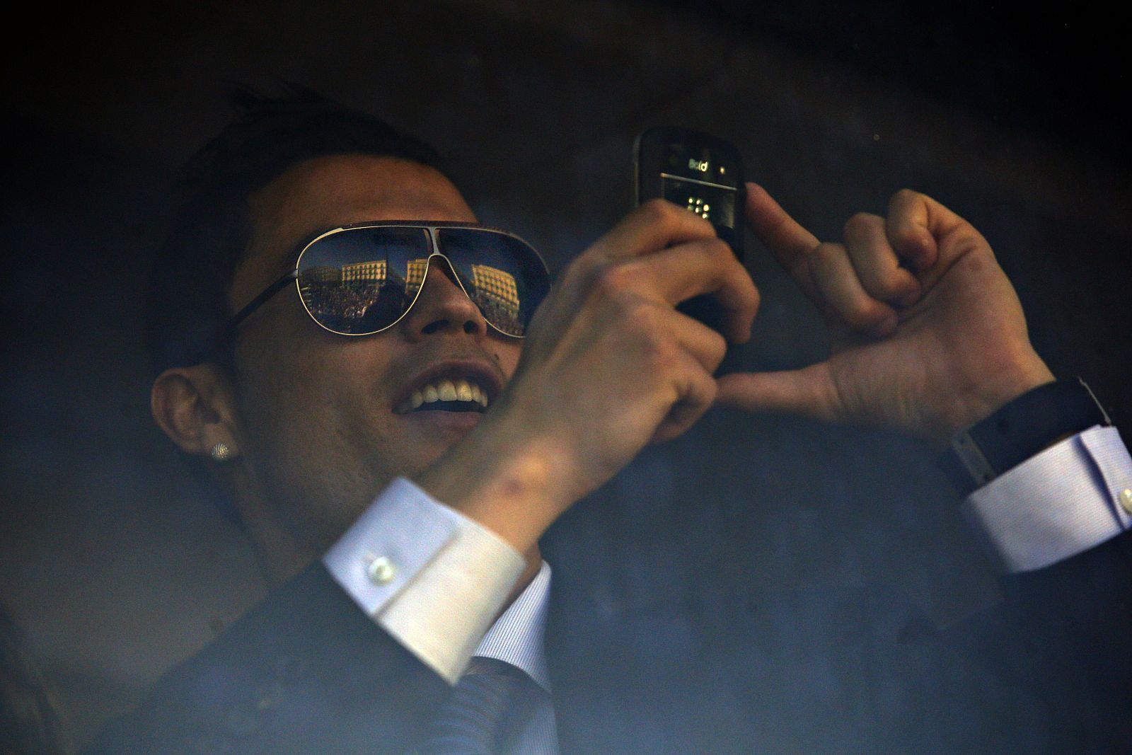 El delantero portugués del Real Madrid, Cristiano Ronaldo, haciendo una foto con su teléfono móvil.