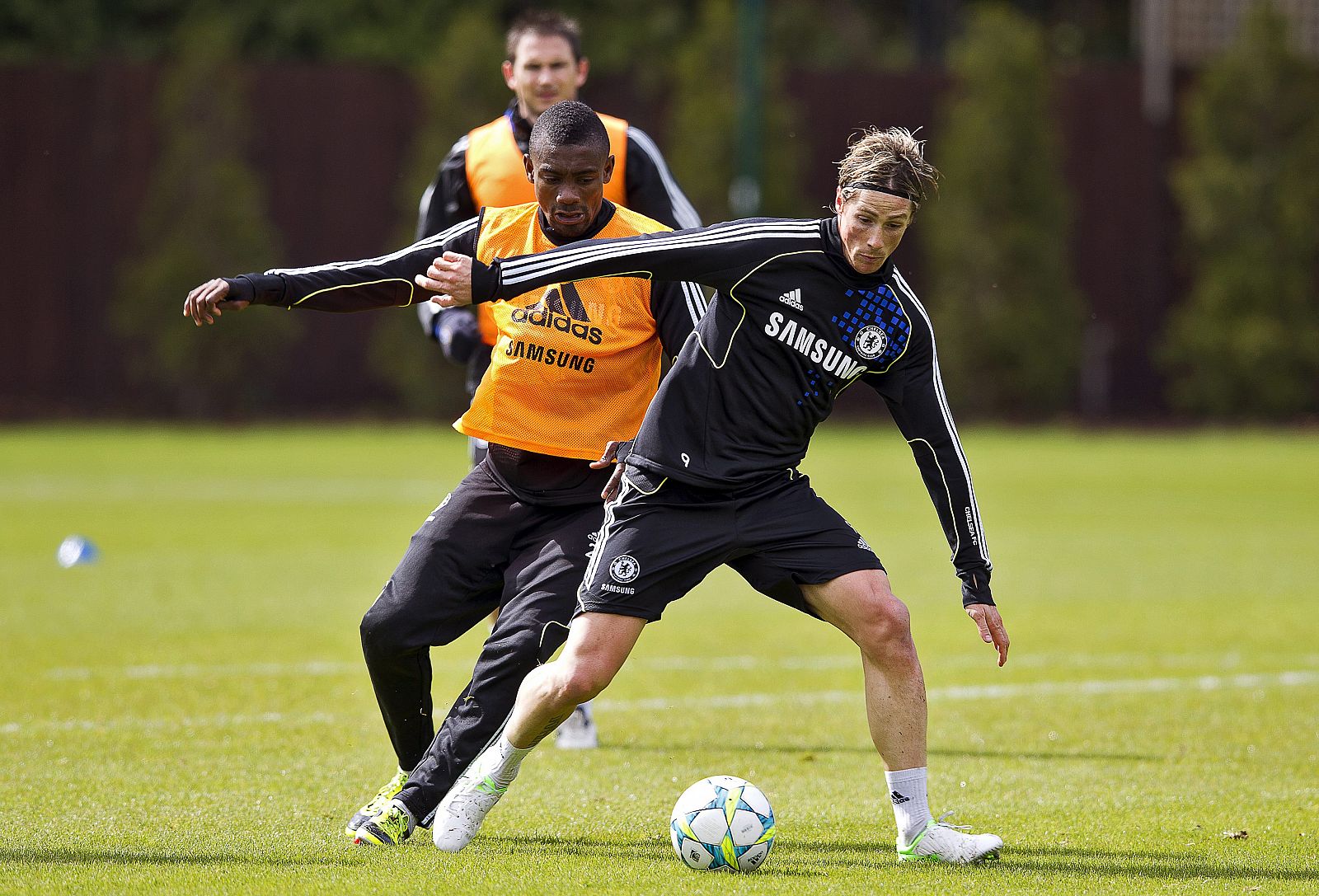 El delantero español del Chelsea, Fernando Torres, durante un entrenamiento con su compañero Salomon Kalou.