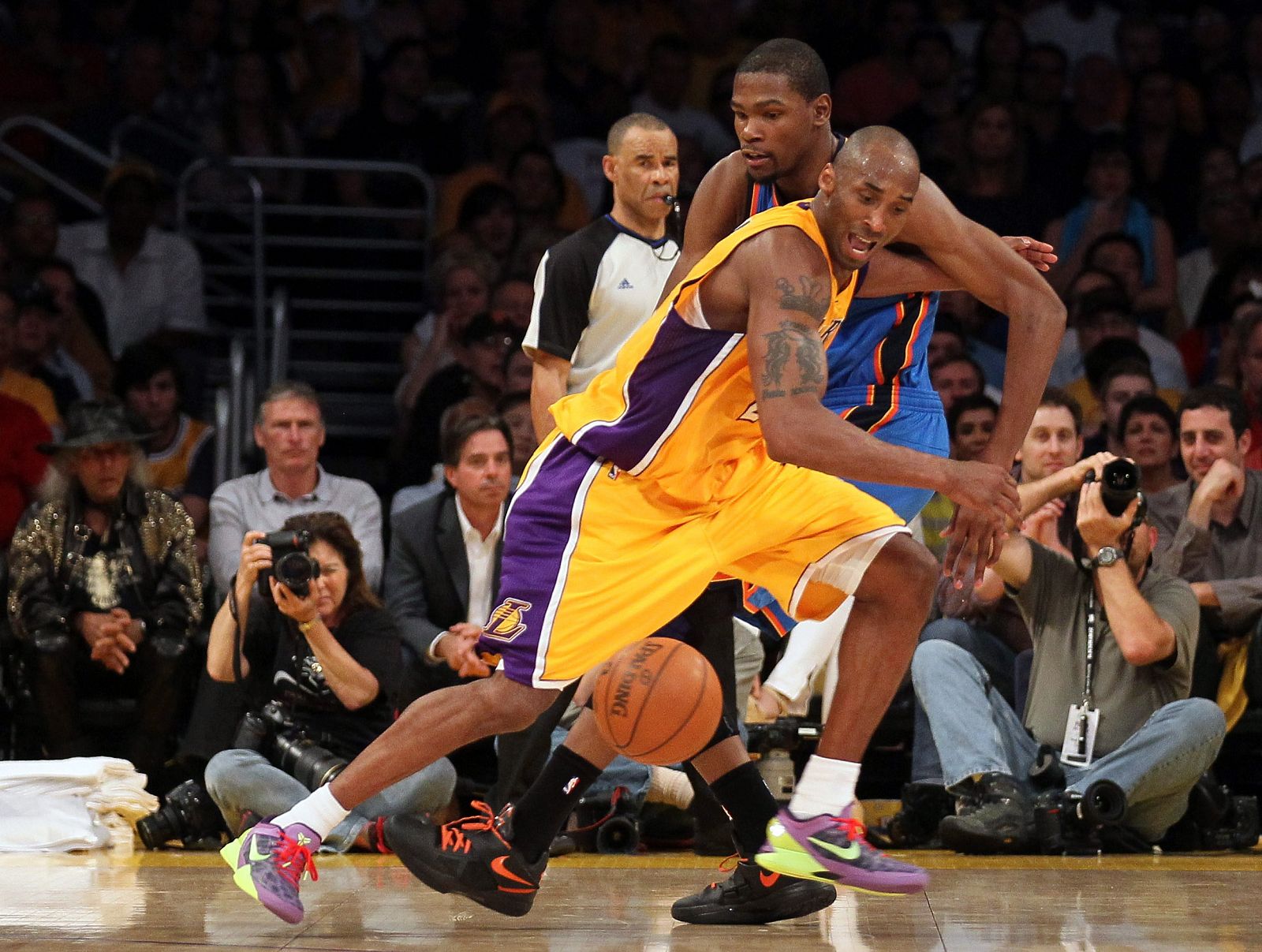 Kobe Bryant, de los Lakers, pierde el balón ante Kevin Durant, de los Thunder