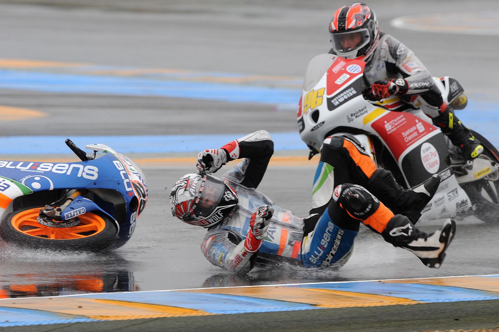 Maverick Viñales se fue al suelo cuando lideraba la carrera de Moto3.
