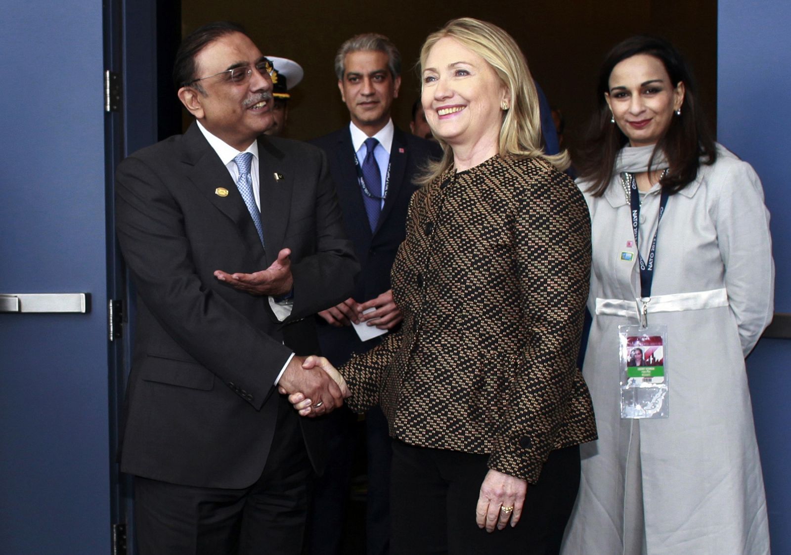 La secretaria de Estado de EE.UU., Hillary Clinton, da la mano al presidente de Pakistán, Asif Ali Zardari, antes de la cumbre de la OTAN en Chicago