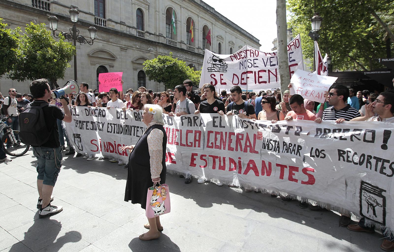 ESTUDIANTES ANDALUCES SE MANIFIESTAN CONTRA LOS RECORTES EN EDUCACIÓN