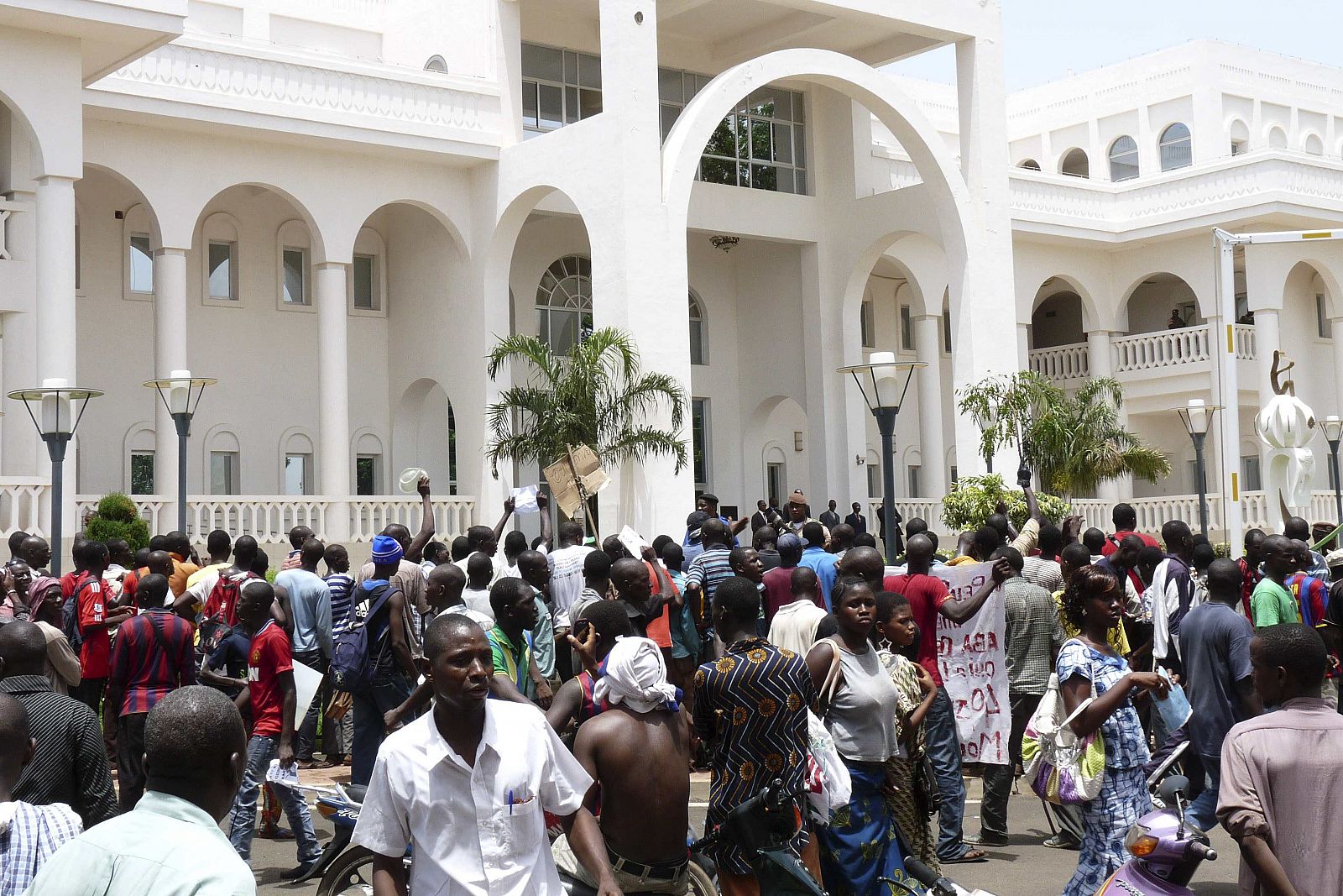 Manifestantes ocupan el palacio presidencial de Bamako.