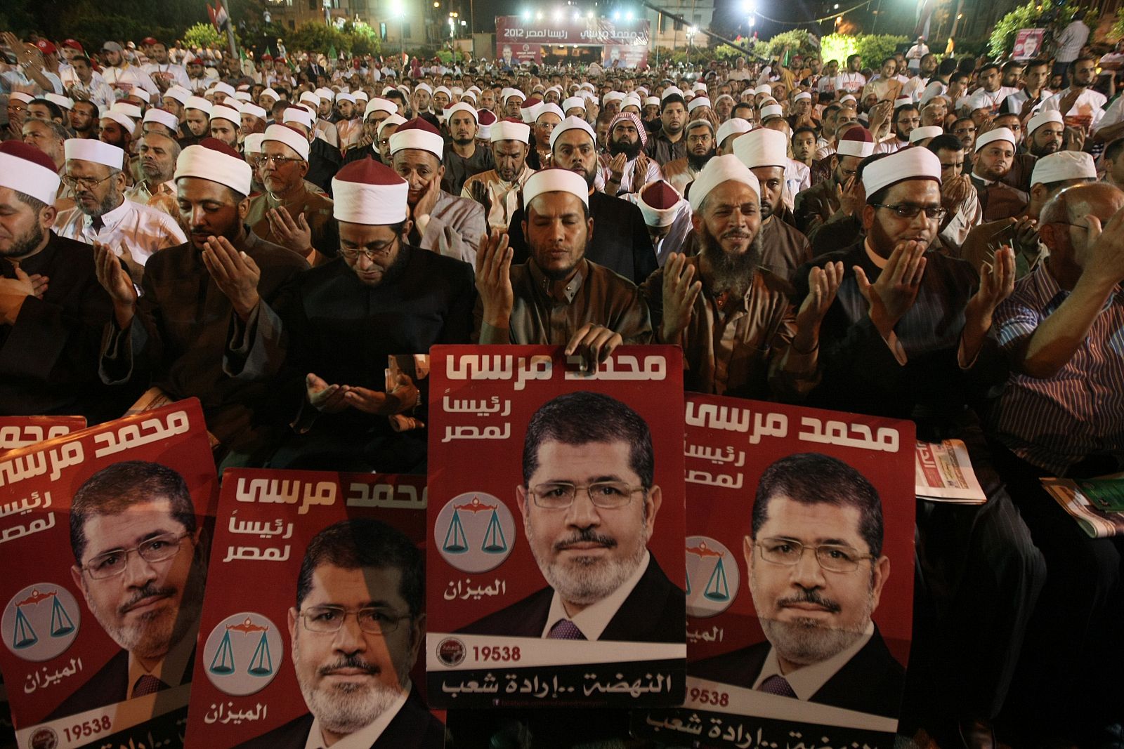 Partidarios de los Hermanos Musulmanes durante un acto de campaña en El Cairo del candidato de la Hermandad, Mohammed Mursi