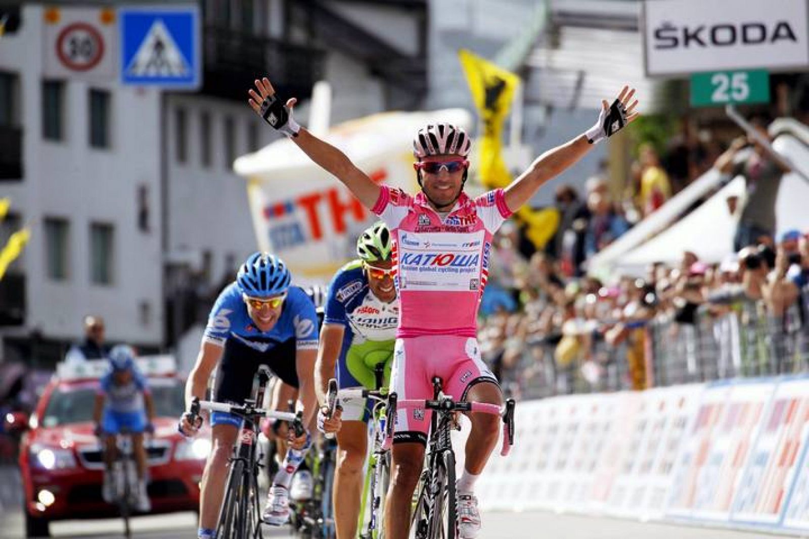 El ciclista español del Katusha, Joaquim 'Purito' Rodríguez, celebra la victoria conseguida en la decimoséptima etapa del Giro