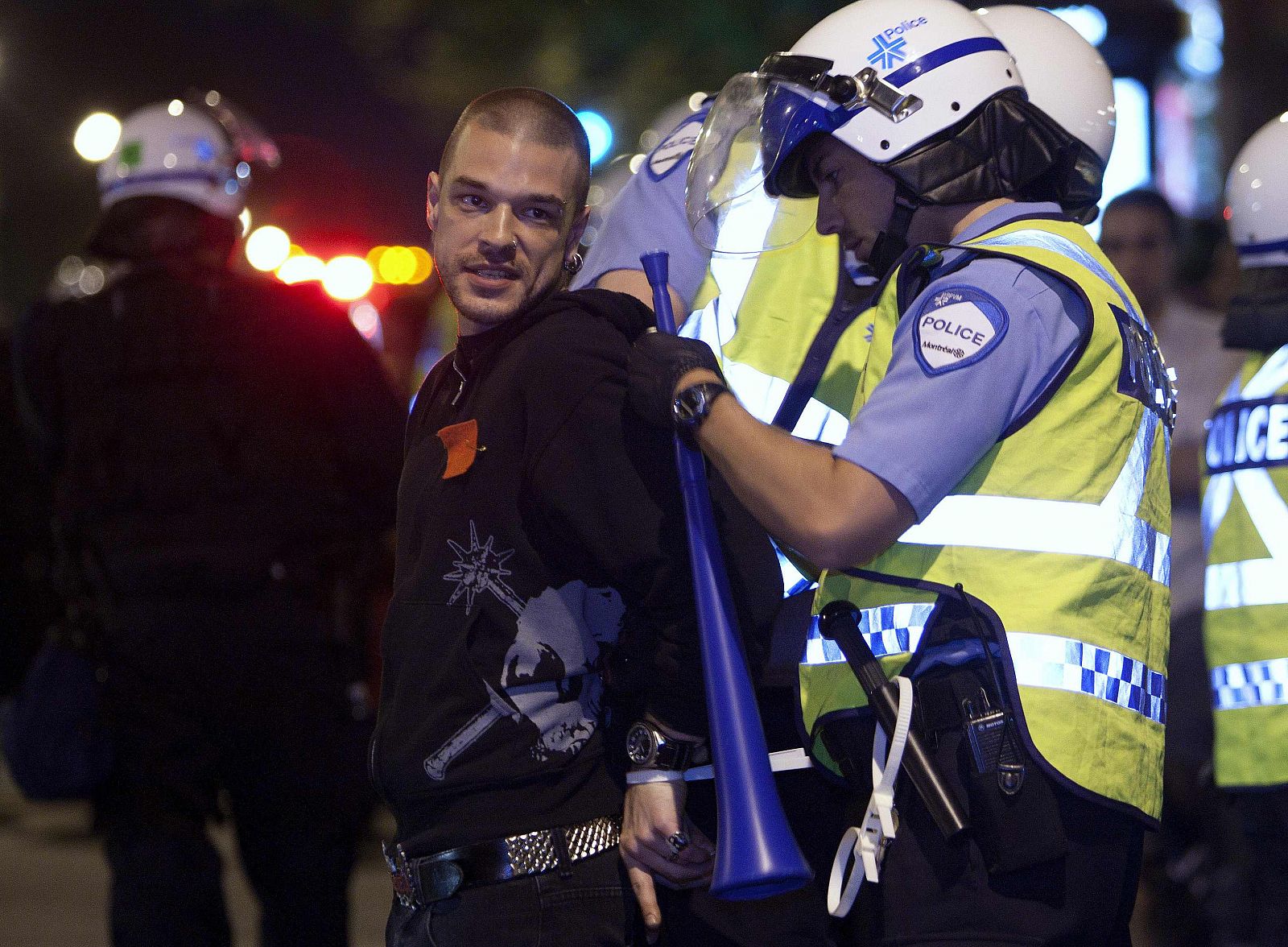 La policía detiene a un manifestante durante una protesta contra la subida de tasas universitarias en Montreal.
