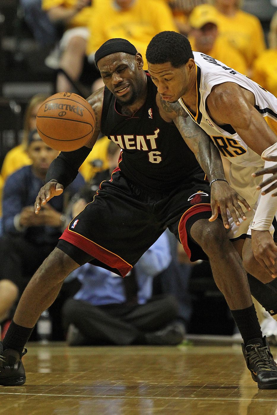 LeBron James, de los Miami Heat, ante Danny Granger, de los Indiana Pacers, en el último partido de la semifinal Este.