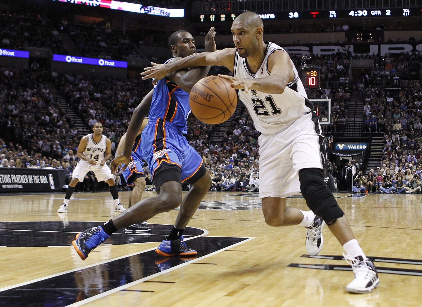 Tim Duncan, de los San Antonio Spurs, ante la presión de Serge Ibaka, de los Oklahoma City Thunder.