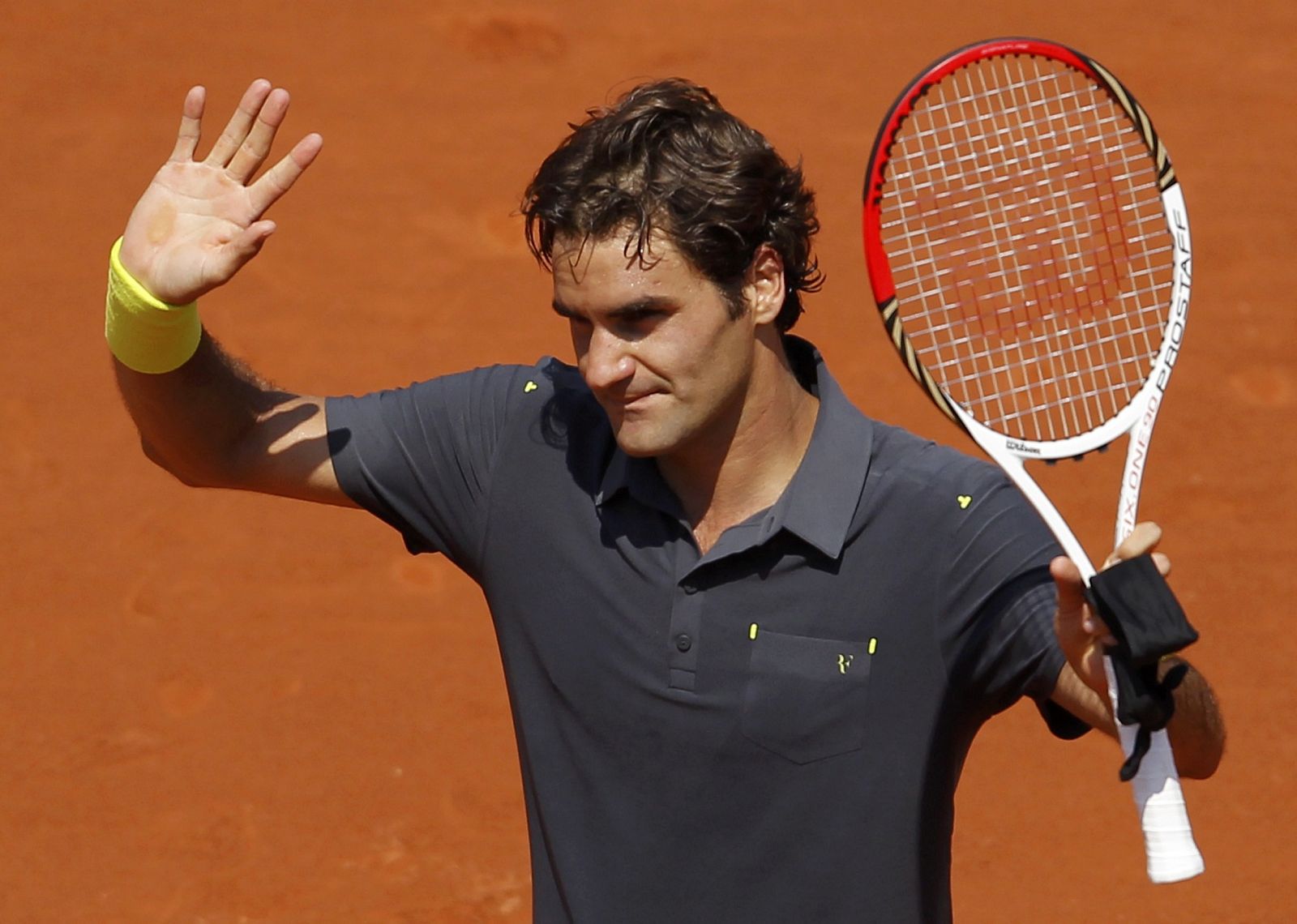 Federer celebra su victoria sobre el alemán Tobias Kamke