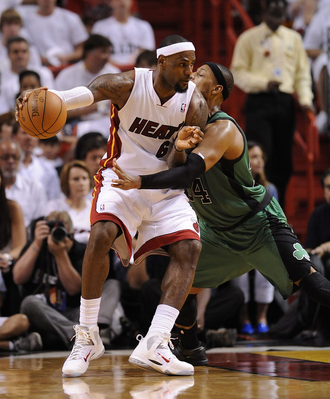 El jugador de los Heat LeBron James (i) disputa el balón con RPaul Pierce de los Celtics.