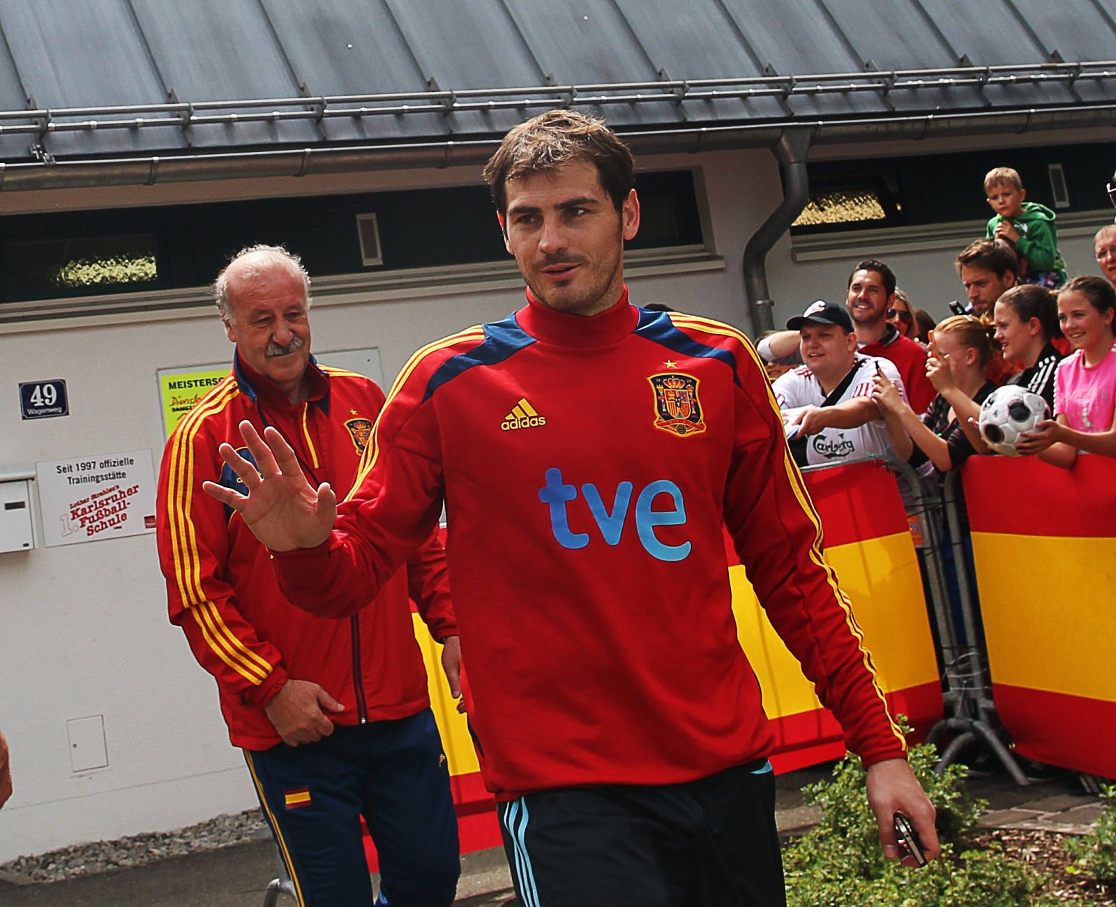Casillas junto a Vicente del Bosque antes de empezar una sesión de trabajo de la selección española.