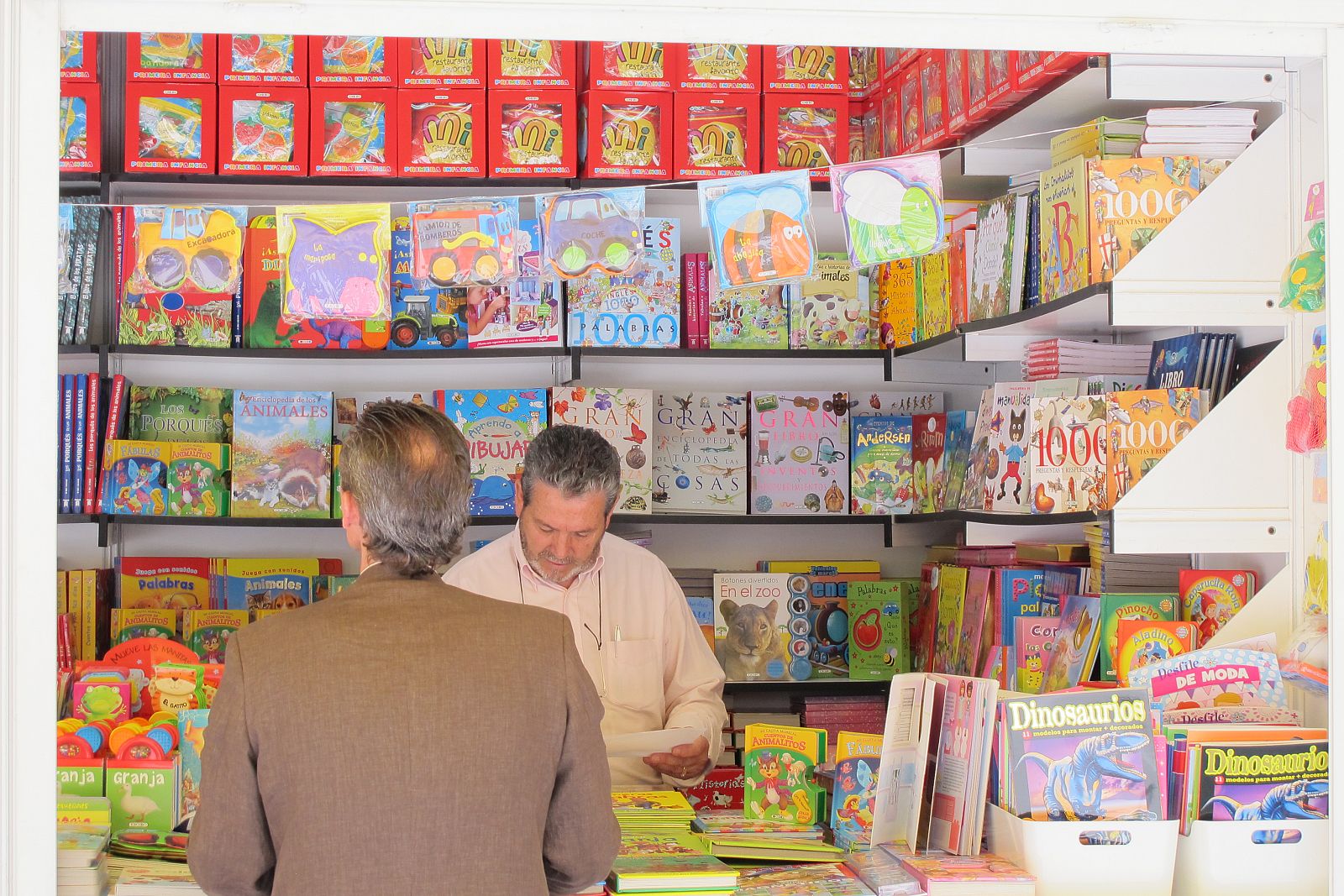 Una de las casetas dedicadas a literatura infantil