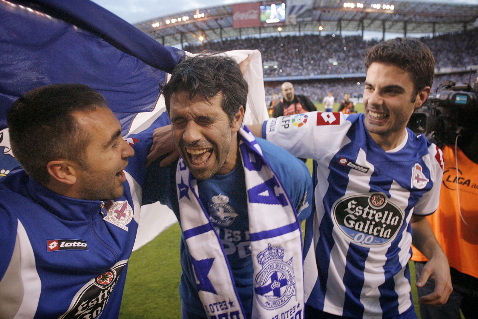 Juan Carlos Valerón celebra el ascenso de su equipo, el Deportivo de La Coruña, a Primera división.
