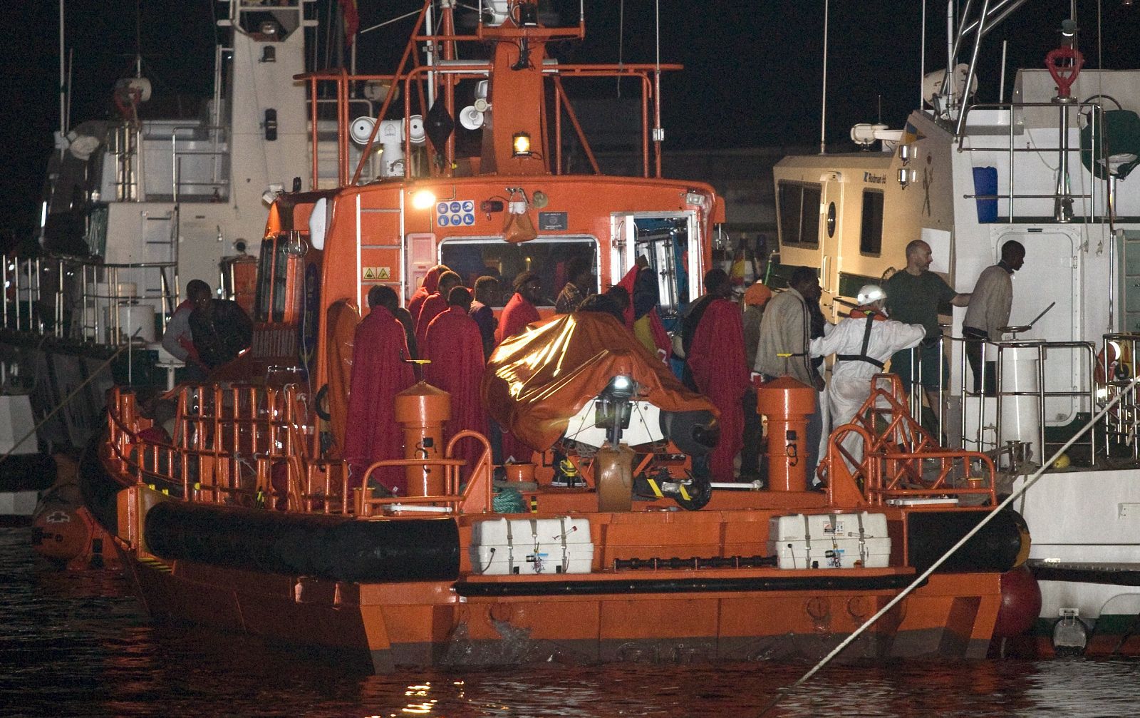 RESCATADOS 56 INMIGRANTES DE UNA PATERA FRENTE A LA COSTA ALMERIENSE