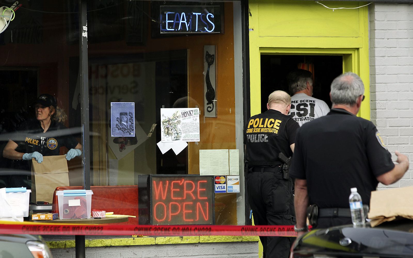 Investigadores del crimen recogen pruebas en el Cafe Racer en Seattle tras el tiroteo.