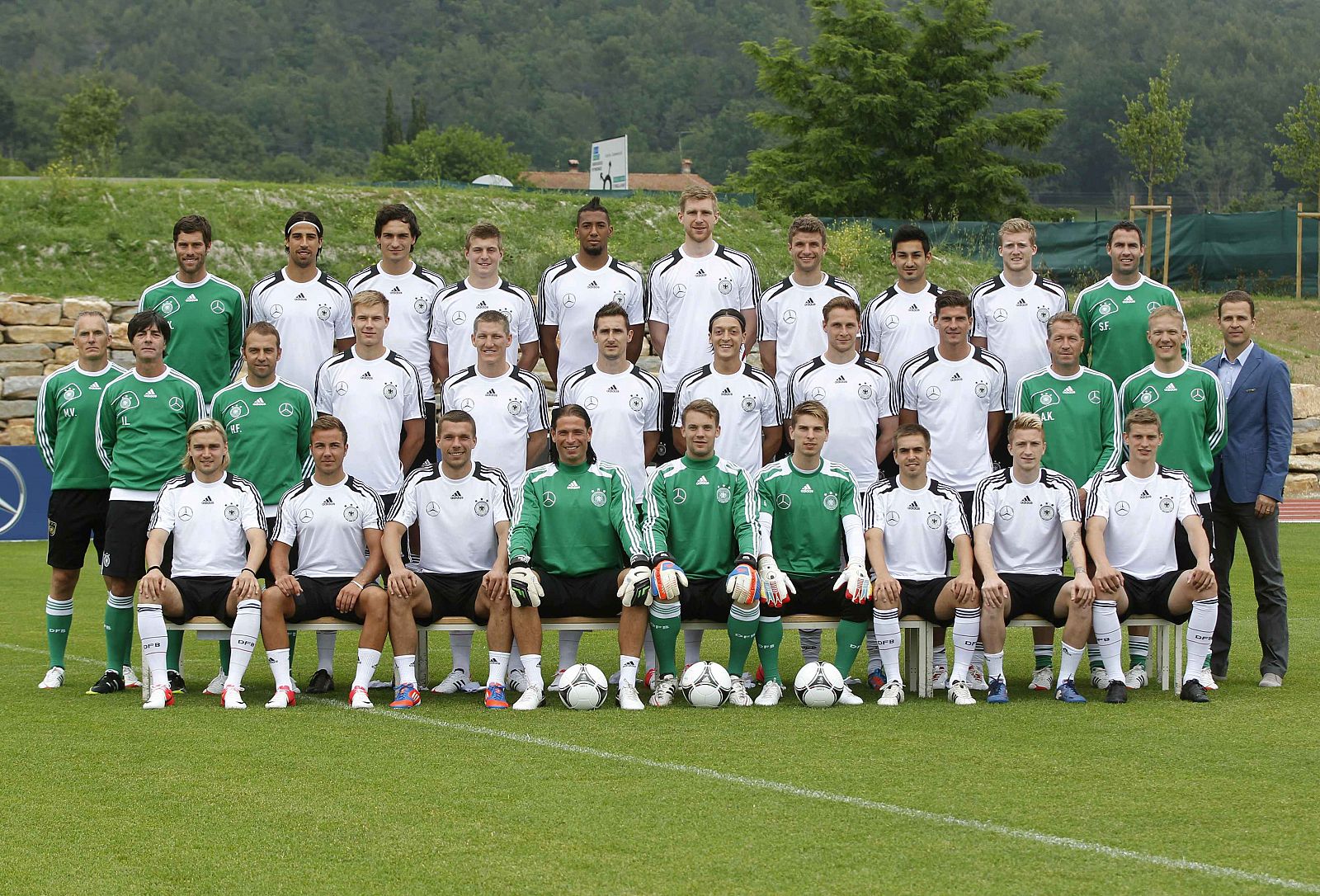 La selección alemana posa con los componentes de la Eurocopa 2012