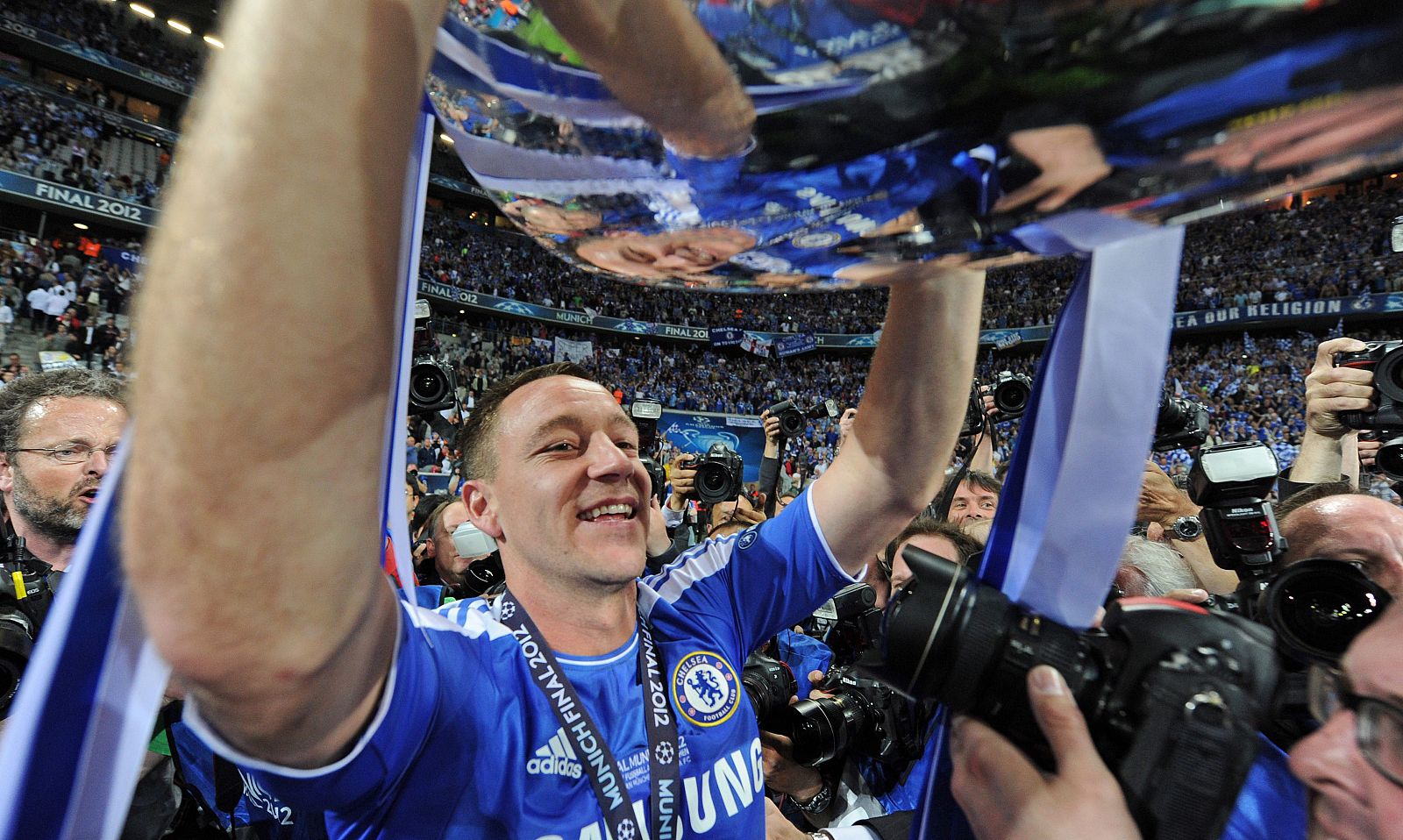 El capitán del Chelsea John Terry levanta la Champions conseguida por el conjunto inglés el pasado 19 de mayo de 2012.