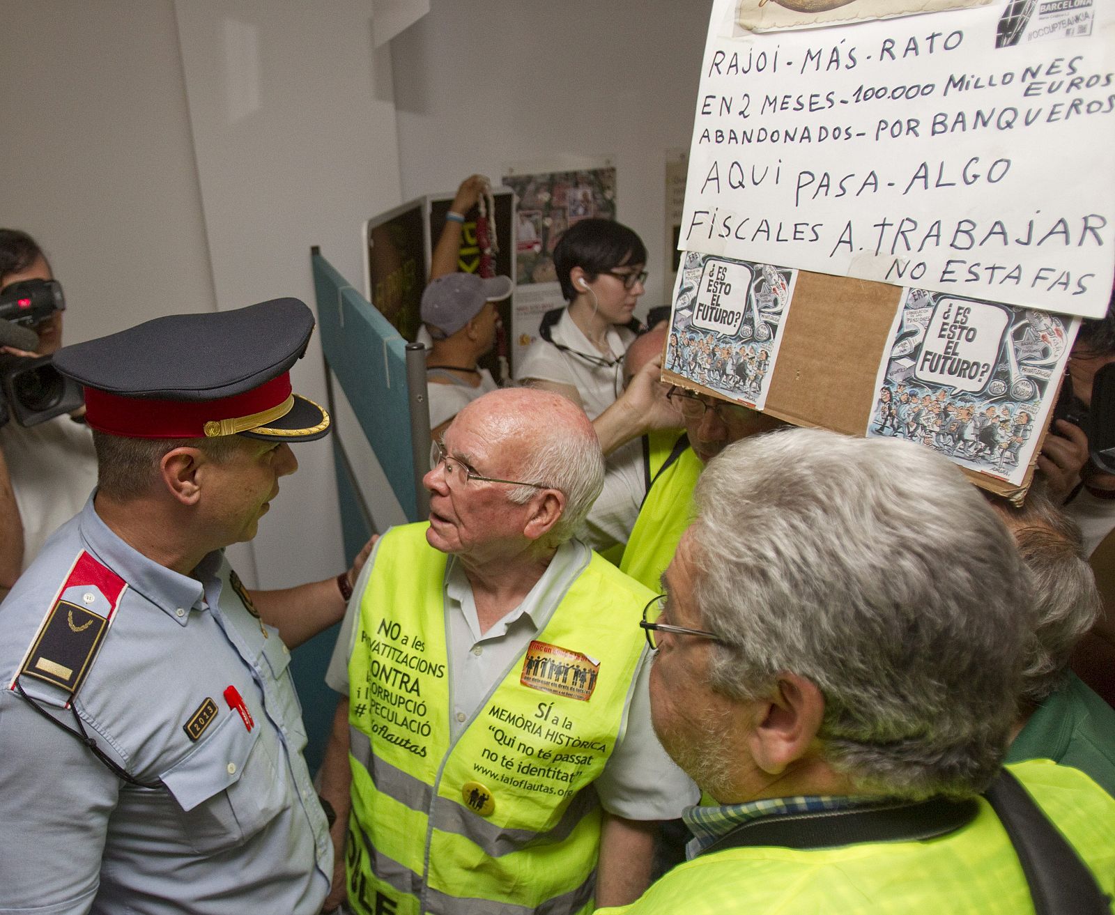 "YAYOFLAUTAS" OCUPAN UNA OFICINA DE BANKIA PARA EXIGIR RESPONSABILIDADES A RATO