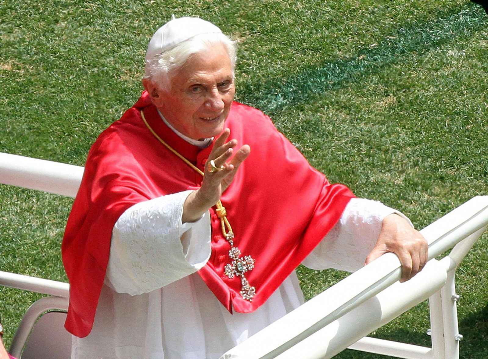 Benedicto XVI saluda a los asistentes al oficio religioso en el interior del estadio San Siro