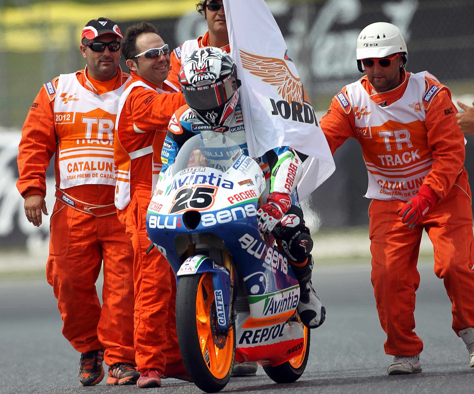 El piloto español de Moto3 Maverick Viñales celebra su victoria en el Gran Premio de Motociclismo de Catalunya.