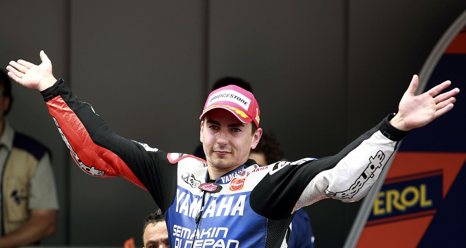 Jorge Lorenzo levanta los brazos antes de subir al podio de Montmeló.