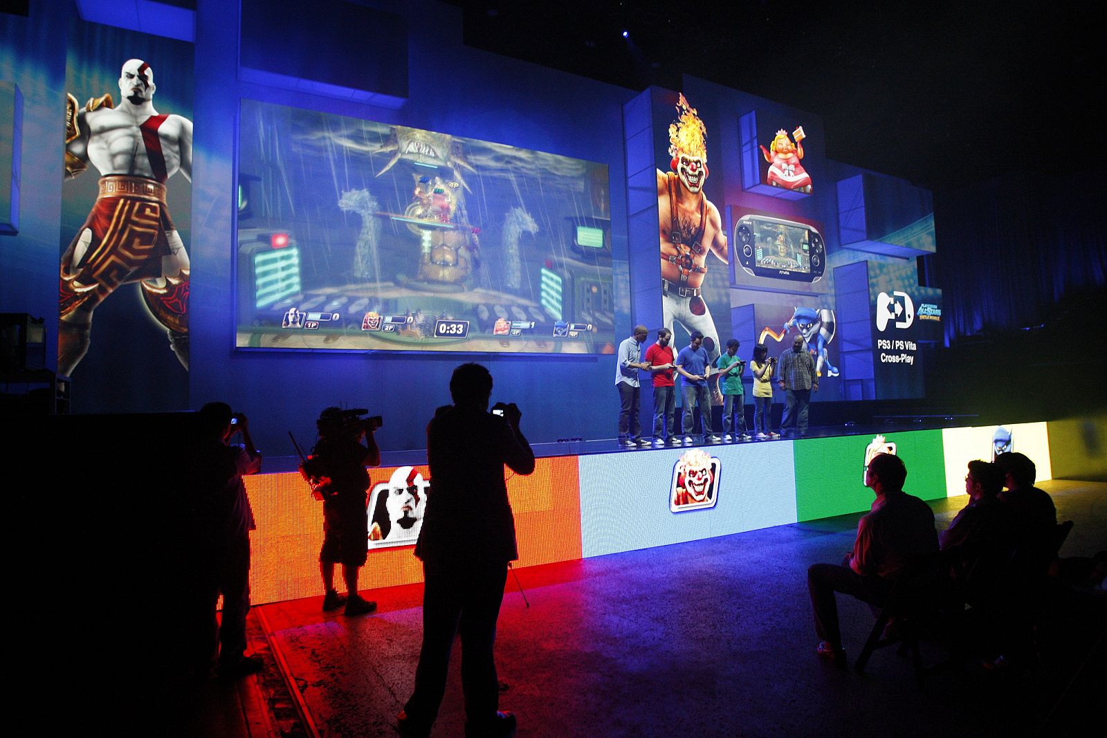 Un grupo de personas muestra uno de los videojuegos de Playstation