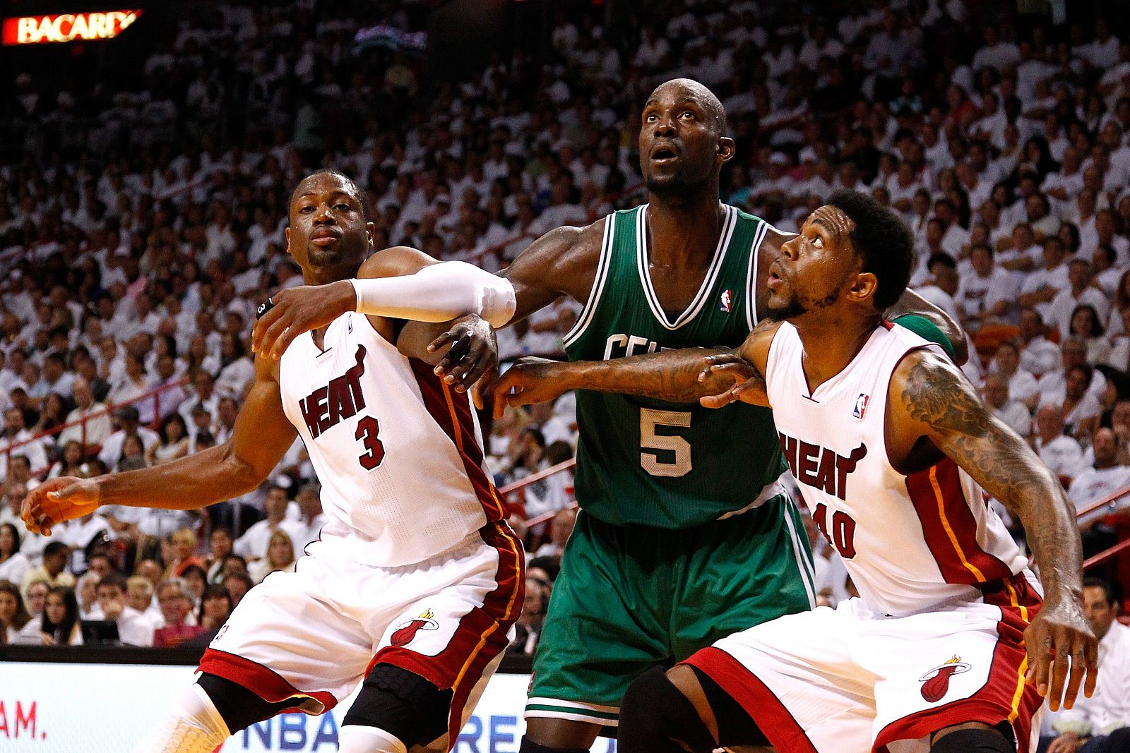 Kevin Garnett, de los Boston Celtics, lucha por el rebote ante Dwyane Wade y Udonis Haslem, de los Miami Heat.