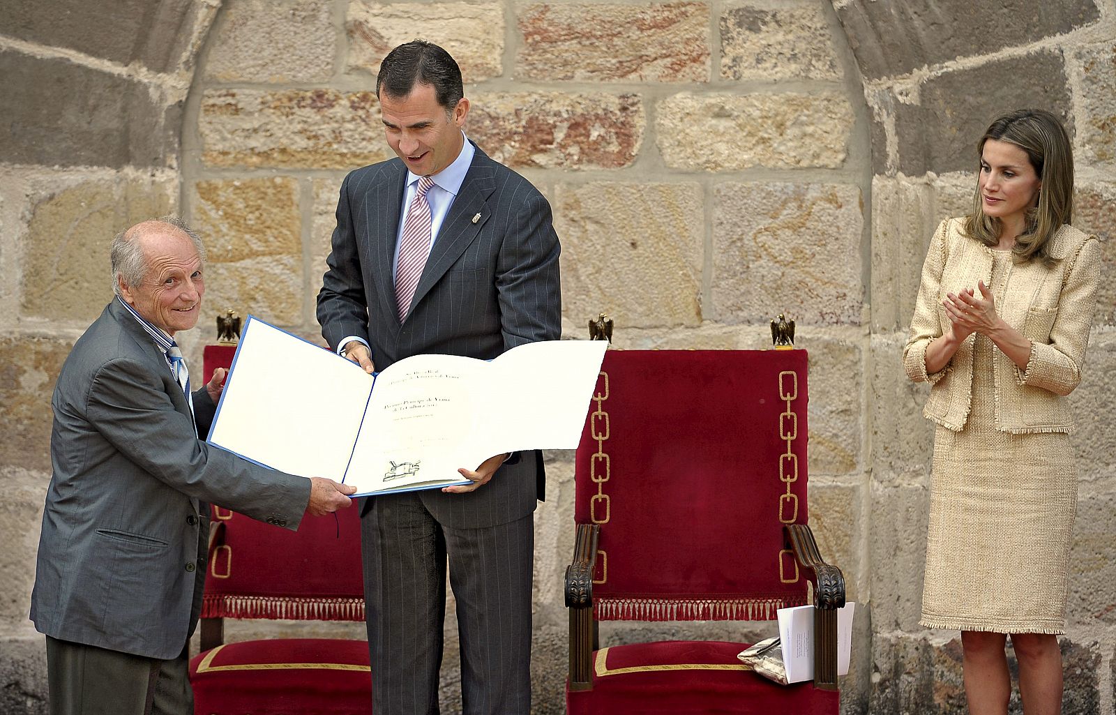 El Príncipe de Asturias es aplaudido entrega el premio "Príncipe de Viana de la Cultura" al pintor Antonio López