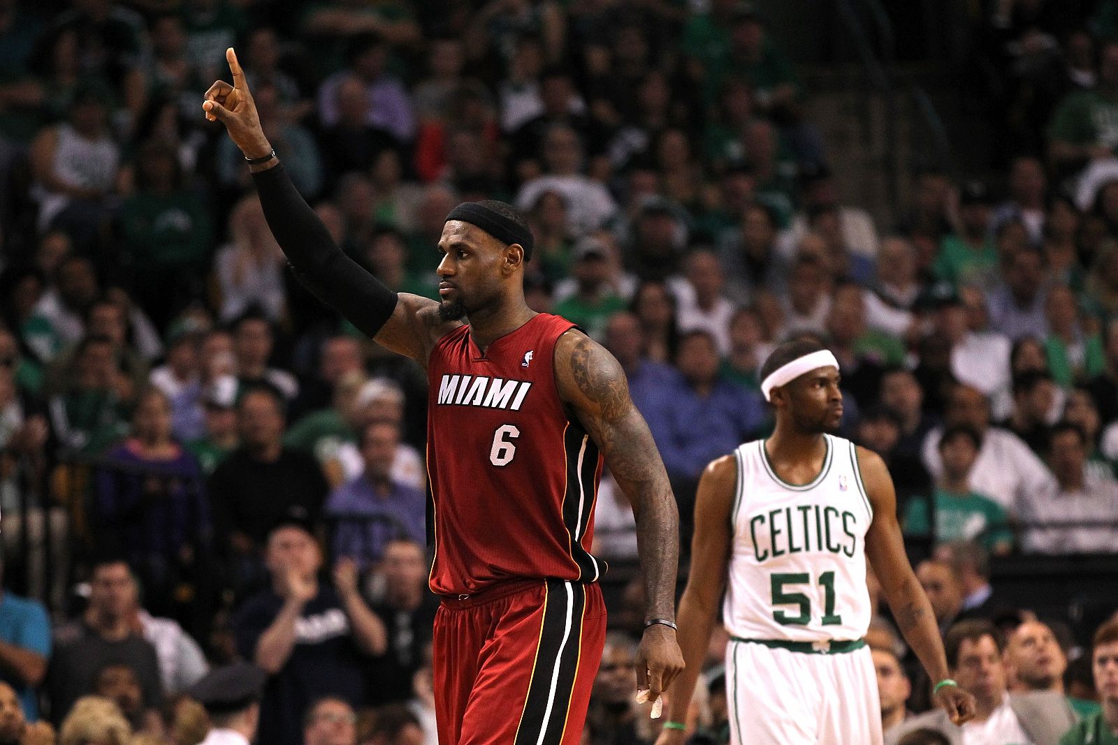 LeBron James, alero de los Miami Heat, estrella del sexto partido contra los Celtics