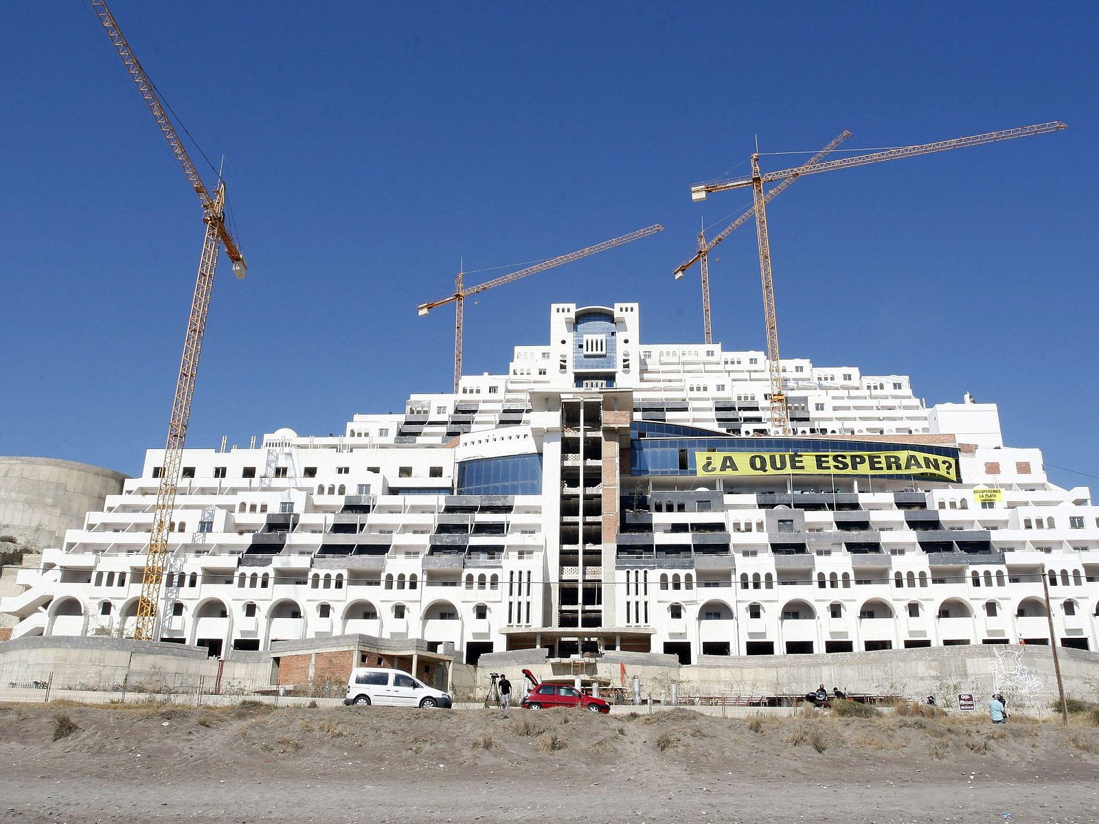 Fotografía de archivo del hotel construido en la playa de El Algarrobico, en Almería