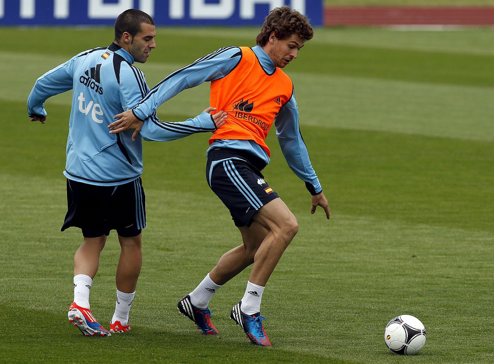 Los delanteros Álvaro Negrero (i) y Fernando Llorente durante un entrenamiento.