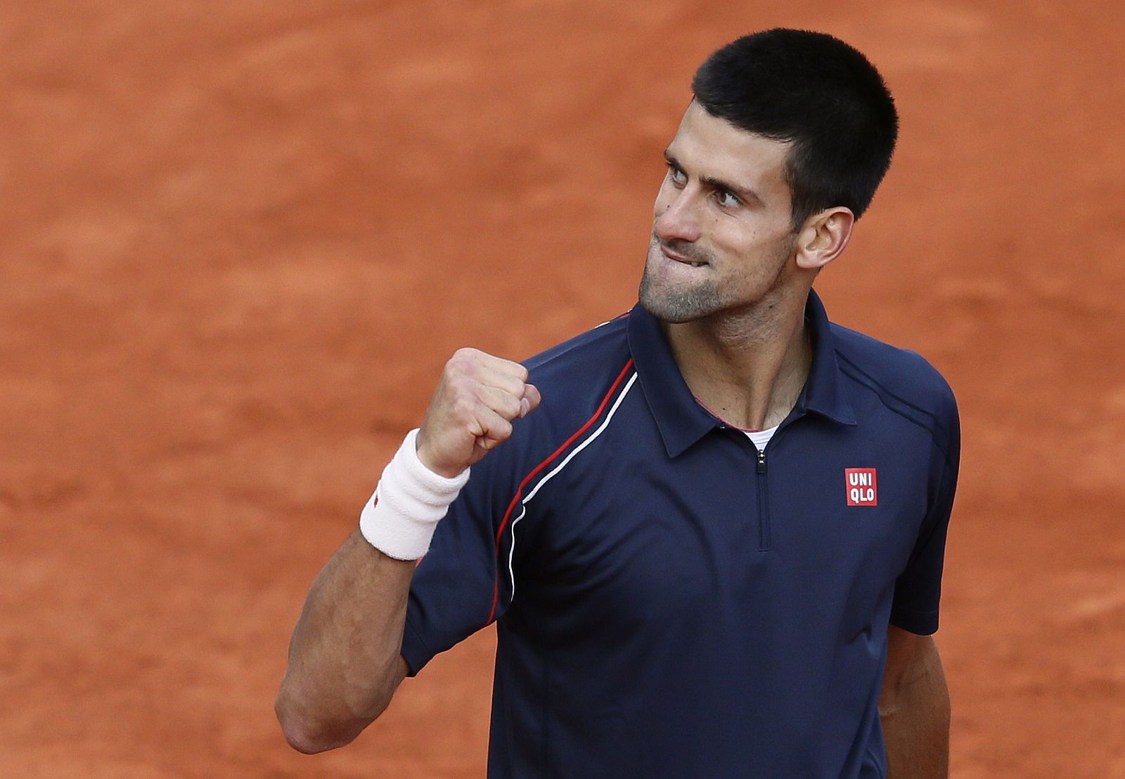Novak Djokovic celebra frente a Roger Federer en la semifinal de Roland Garros