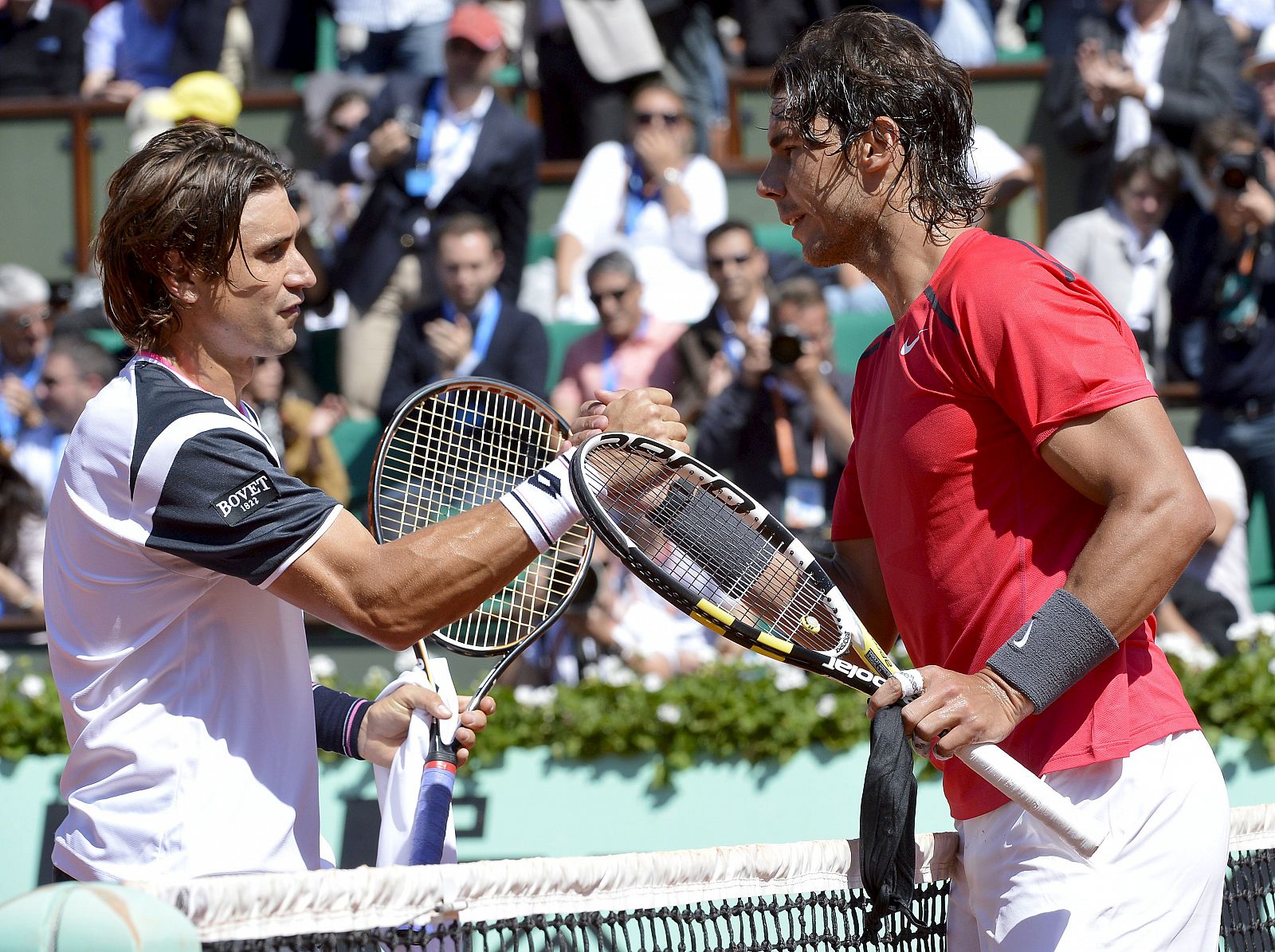 El tenista español Rafael Nadal (d) saluda a su compatriota David Ferrer (i) tras derrotarle en la semifinal