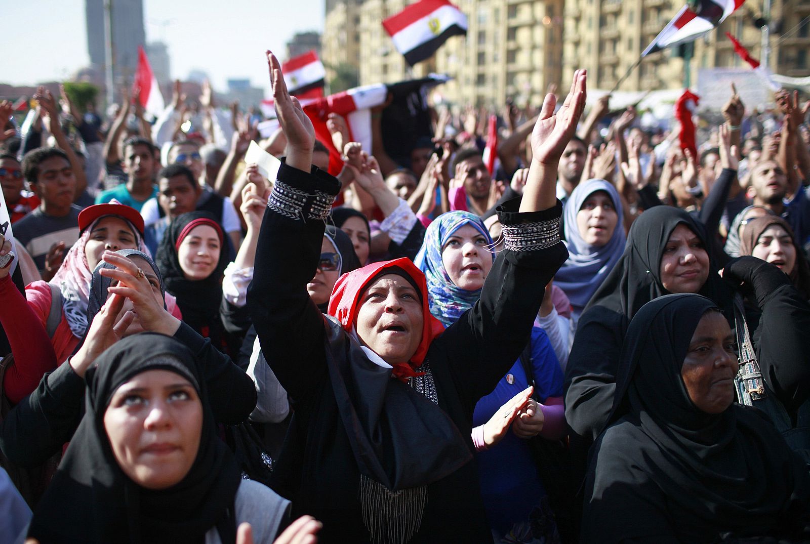 Cientos de manifestantes protestan contra la candidatura de Shafiq en la plaza cairota de Tahrir.