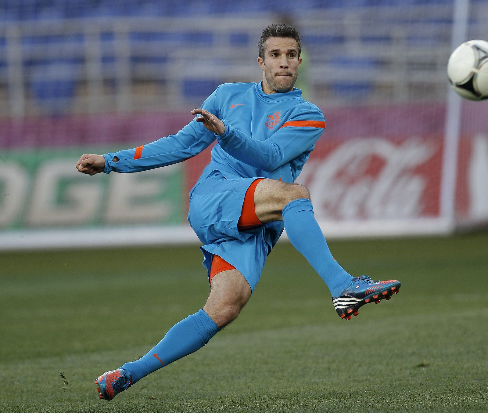 El internacional Robin van Persie durante una sesión de entrenamiento de la selección holandesa en el estadio Metalist de Kharkiv, Ucrania.