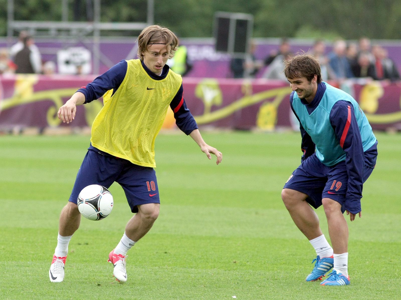 Los internacionales croatas Luka Modric (i) y Niko Kranjcar (d) entrenan junto a sus compañeros en Warka, Polonia