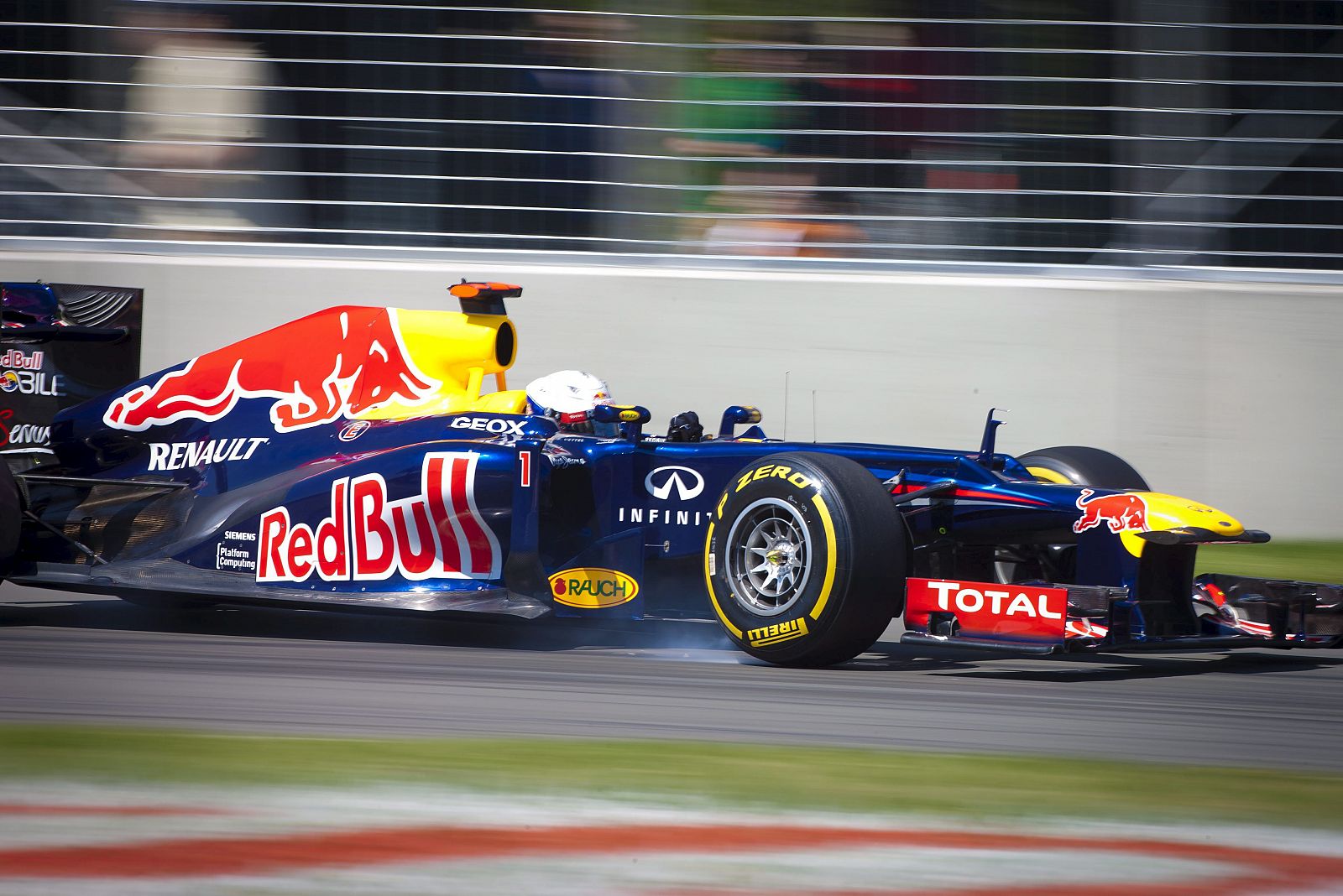 El piloto aleman de Red Bull, Sebastian Vettel, conduce su monoplaza durante la tercera sesión de entrenamientos