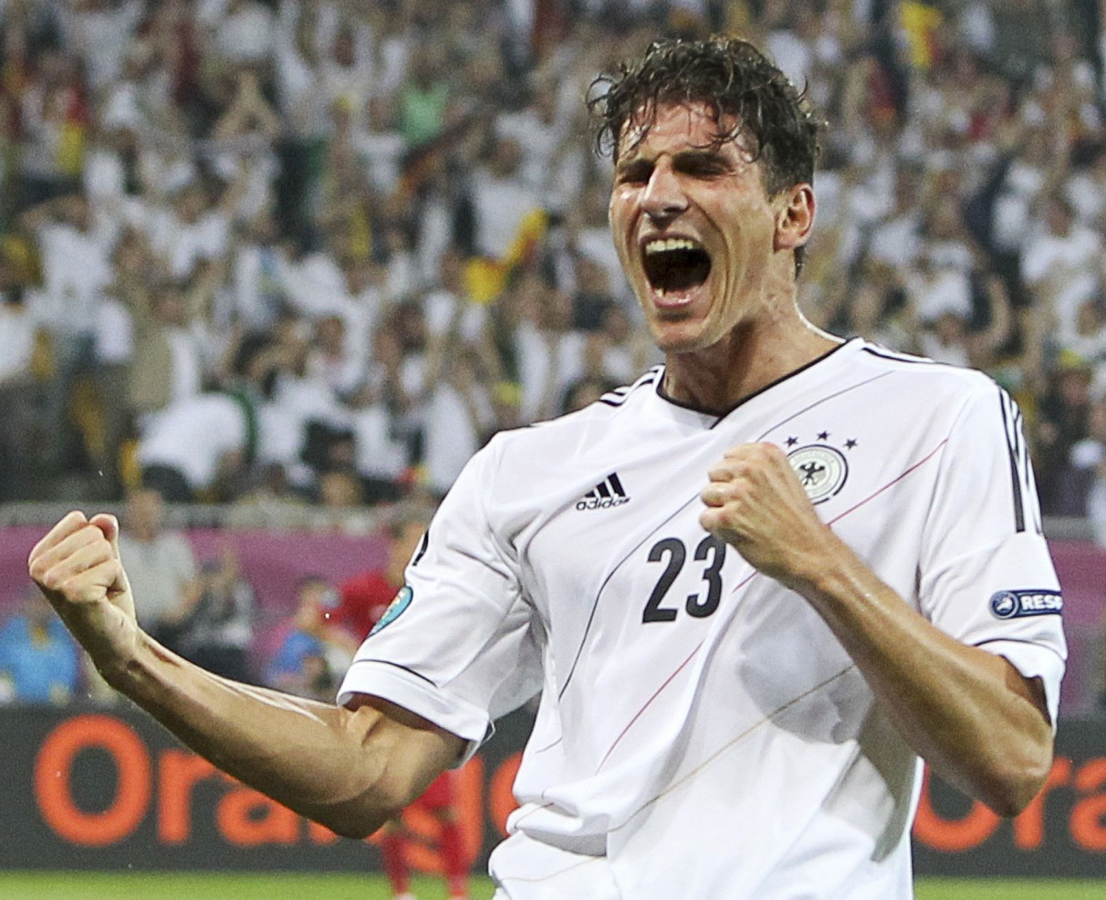 Mario Gómez, de Alemania, celebra el gol anotado frente a Portugal