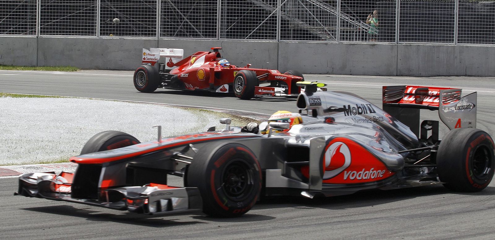 Hamilton conduce su McLaren en Canadá, seguido por Fernando Alonso con su Ferrari