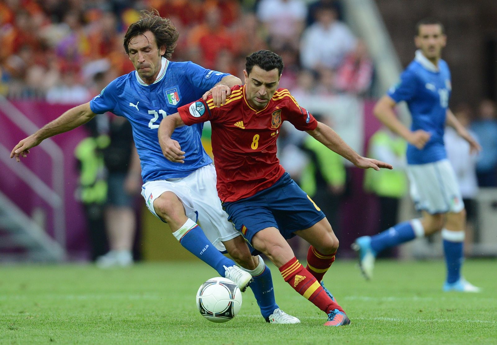 Xavi Hernández junto al italiano Andrea Pirlo, en un momento del España-Italia de primera fase de la Eurocopa.