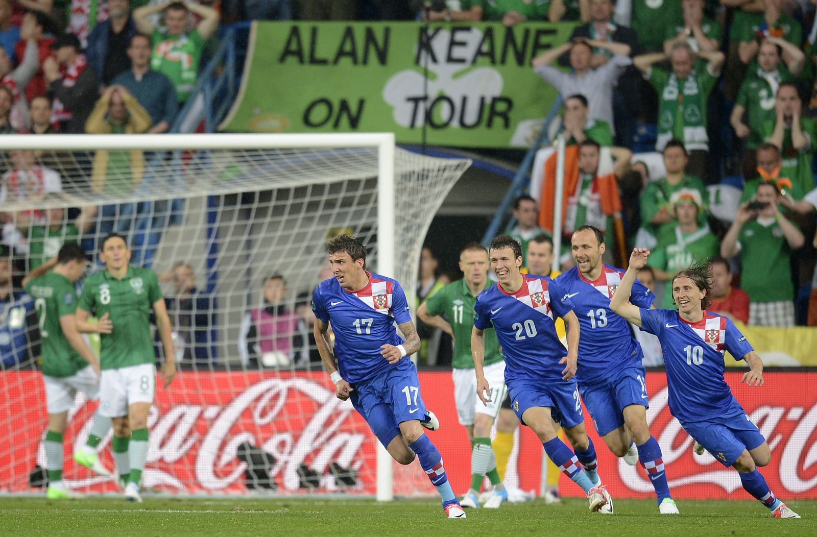Los jugadores croatas celebran el segundo gol de Mario Mandzukic que sentenciaba el partido.