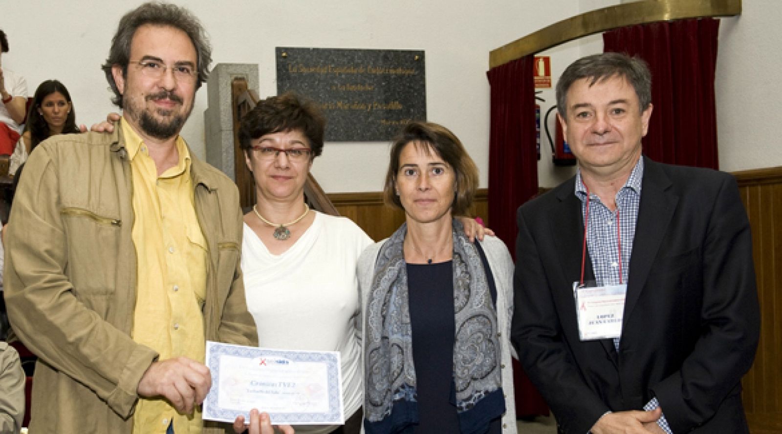 El equipo de Crónicas con el diploma acreditativo del Premio de Periodismo SEISIDA