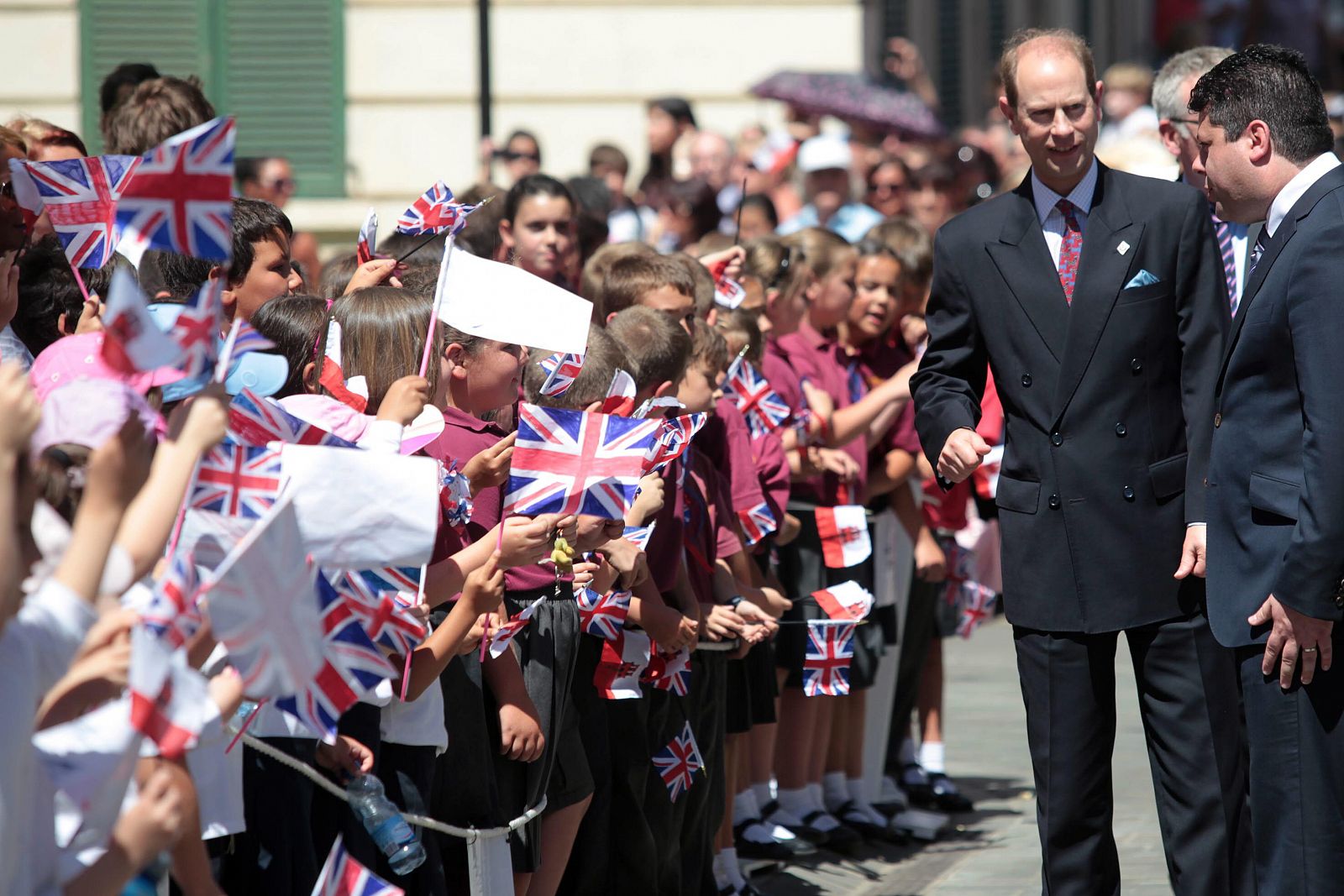 El príncipe Eduardo de Inglaterra es recibido por miles de gibraltareños